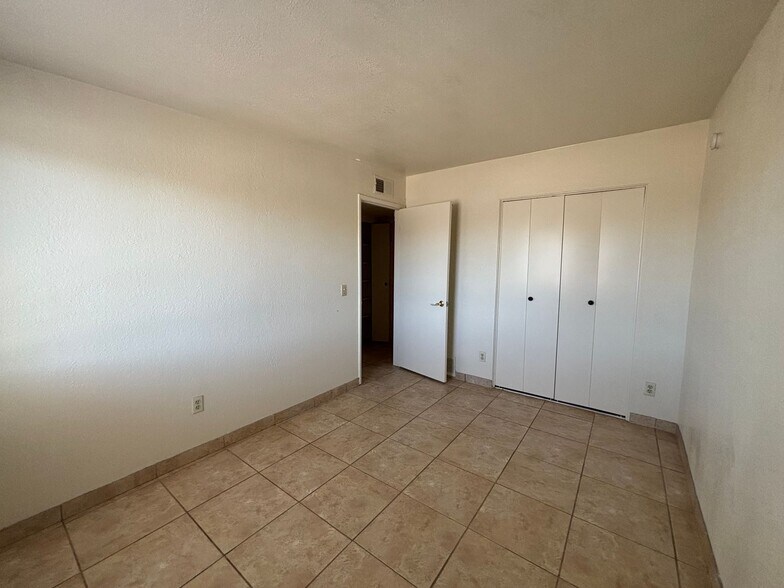 Building Photo - 7431 E Desert Aire Dr