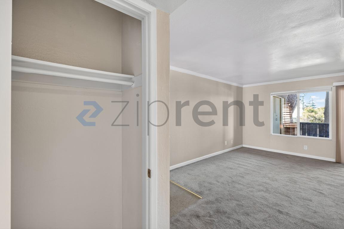 Building Photo - Unit H7