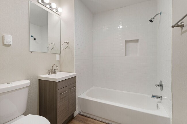 Building Photo - Charming 3BR Home in Heart of Tacoma - Mod...