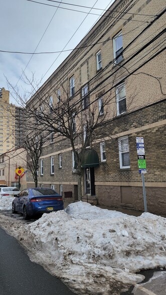 Building Photo - 31 67th St