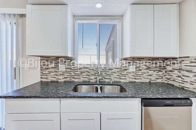 Building Photo - Completely Renovated Townhome