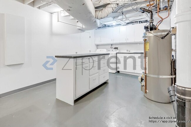 Building Photo - 3010 SE Lambert St