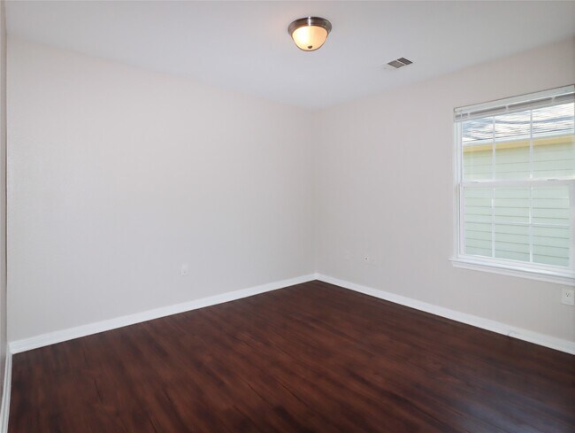 Building Photo - 7413 Blue Jay Dr