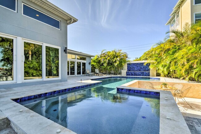 Building Photo - 2122 W Vina Del Mar Blvd