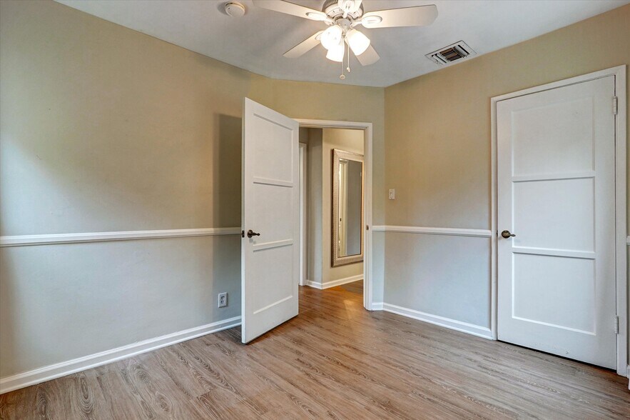 Building Photo - 5863 Alonzo Ave