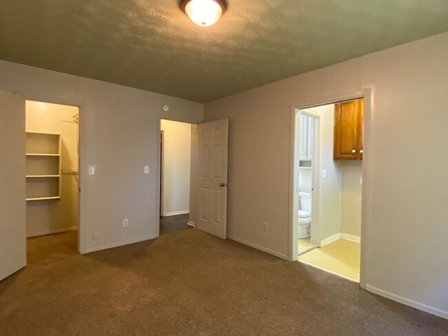 Building Photo - Cozy 2 bedroom 1 bathroom Duplex home in E...