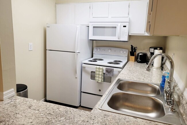 Building Photo - 6519 W Newberry Rd