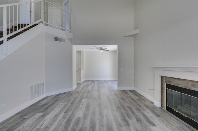 Building Photo - Stylish 2-Bedroom Townhome in Henderson!