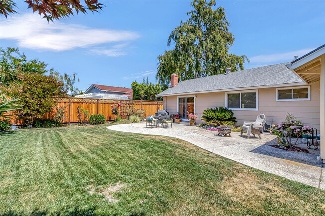 Building Photo - Available for July 1st Move In