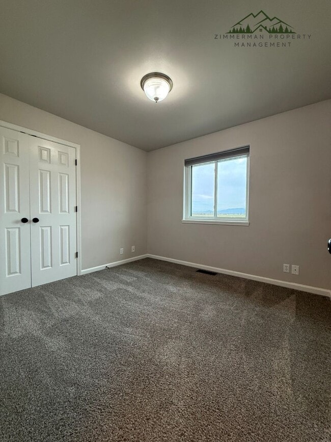 Building Photo - 3-bedroom, 2-bathroom home located in the heart of Harrisburg