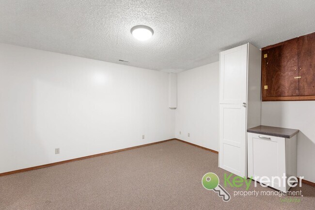 Building Photo - 3 Bedroom 2 Bathroom Family Ready Home