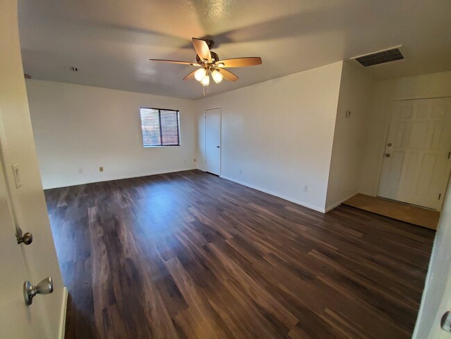 Building Photo - 3 bedroom + mother in law suite/ home offi...