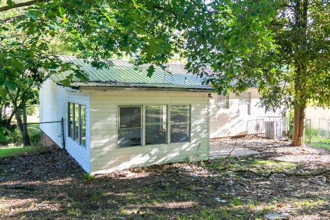 Building Photo - Massive Renovated 5BR/3BA Home with Baseme...