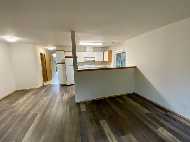 Building Photo - Large 2 Bedroom. 1.5 Bath Townhouse with G...