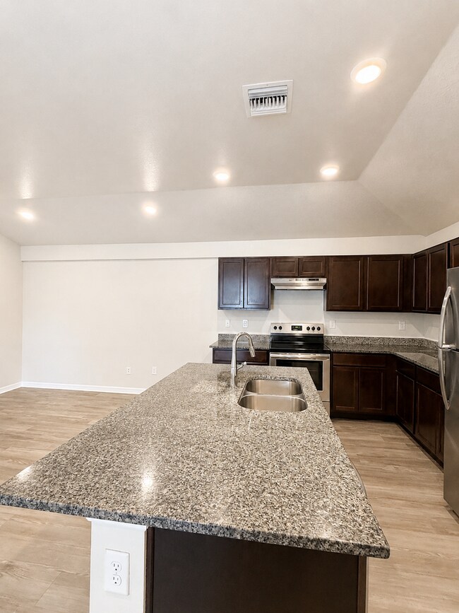 Building Photo - Modern Duplex Available Now
