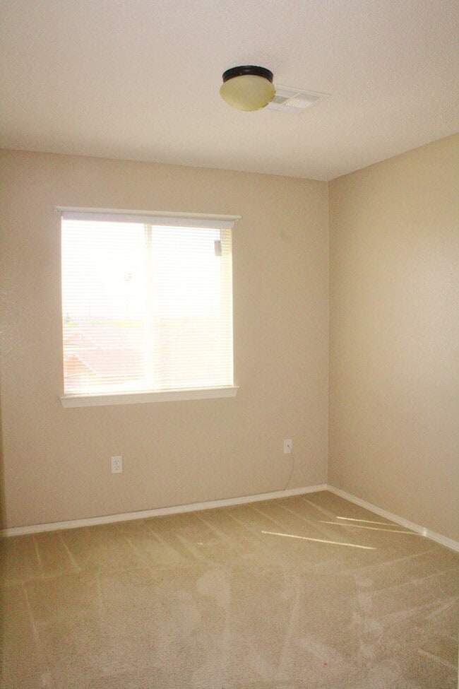 Building Photo - ELEGANT EASTSIDE HOME FOR RENT