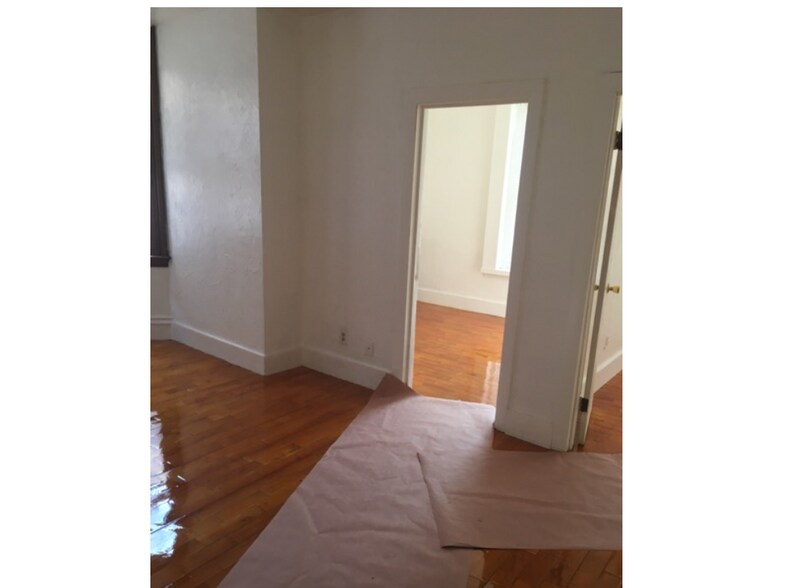 Building Photo - 4 Adella Pl