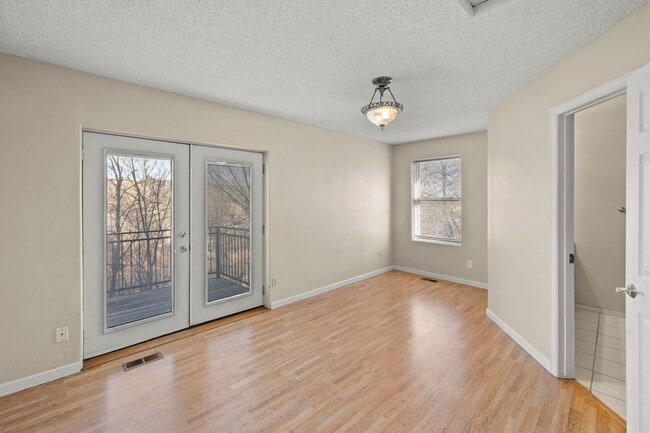 Building Photo - 977 Columbine Ave