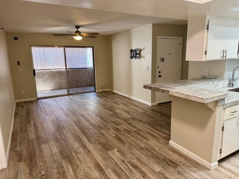 Building Photo - 4554 E Paradise Village Pky N
