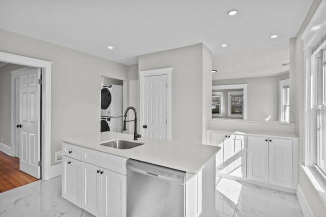 Building Photo - Completely Renovated 2 Bedroom in Elmhurst!