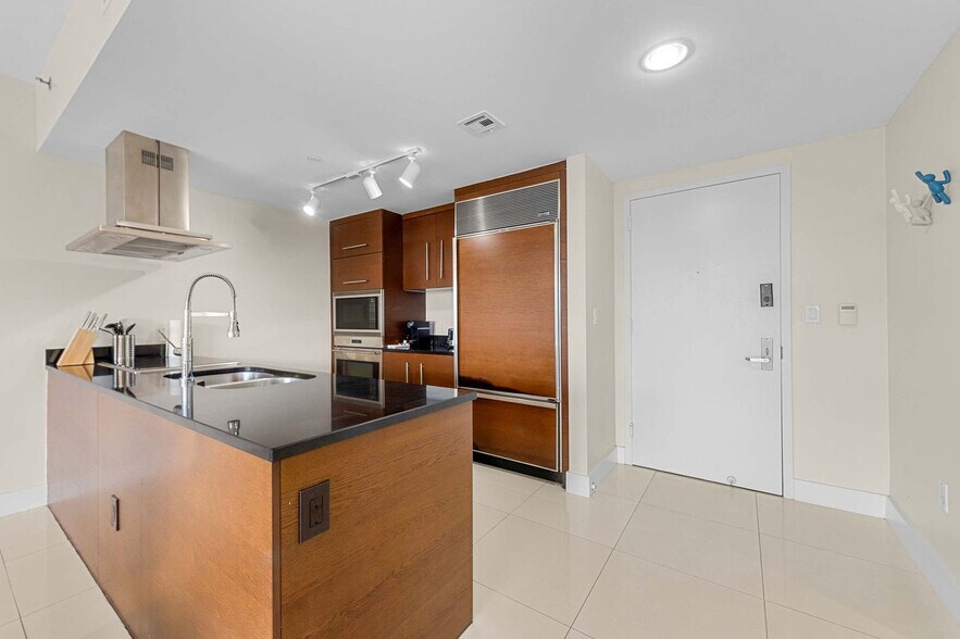 Building Photo - 485 Brickell Ave