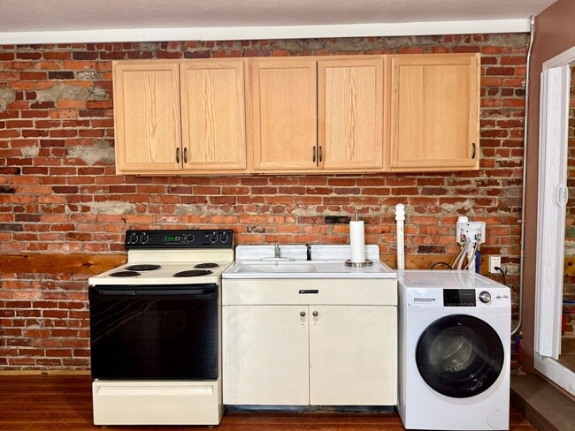 Building Photo - Immaculate Studio Apt. w/All utilities- Less than 5- minute drive to Downtown Bristol!