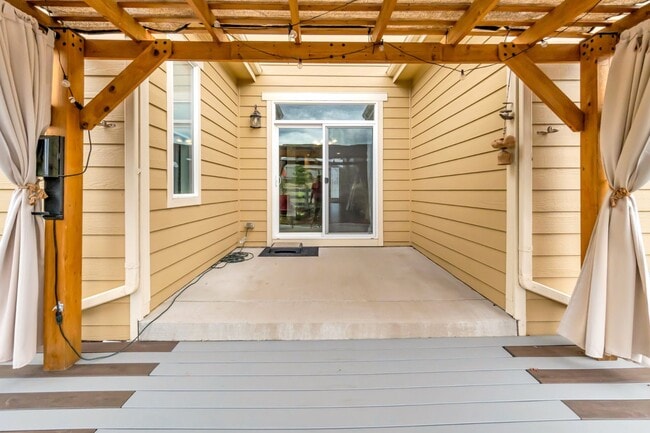 Building Photo - Beautiful low-maintenance ranch home with turf in front and back!