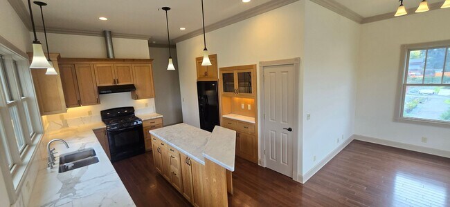 Building Photo - Beautiful Home With Incredible Views