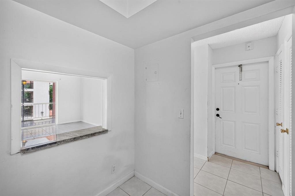 Building Photo - 660 Tennis Club Dr