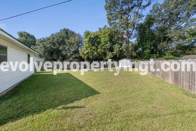 Building Photo - 995 Avon Rd