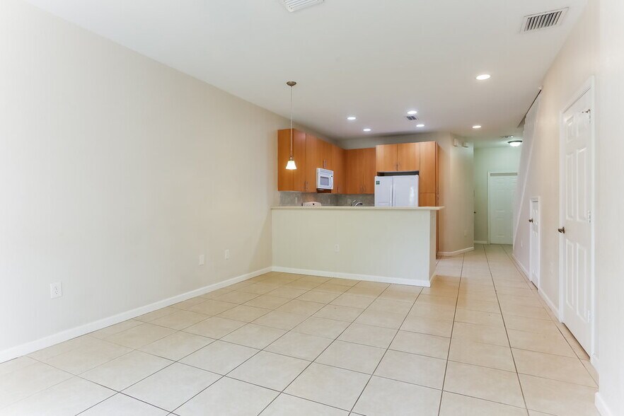 Building Photo - 2423 NW 31st Ct