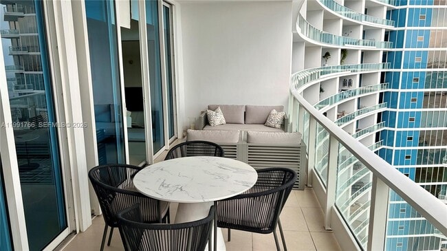 Building Photo - 2020 N Bayshore Dr