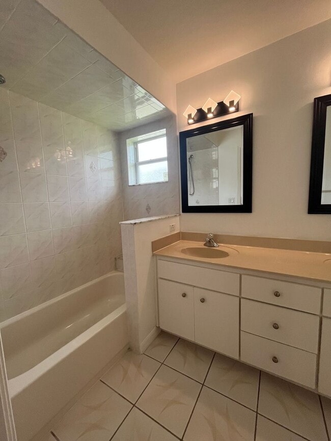 Building Photo - Single family Home with Florida room!