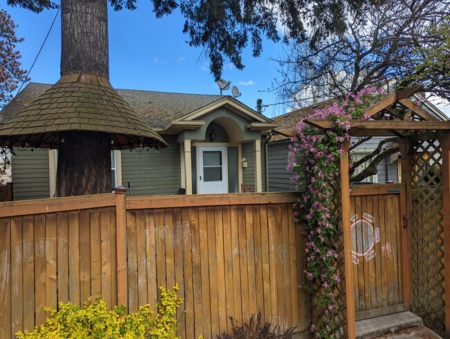 Primary Photo - 12 Florentia St