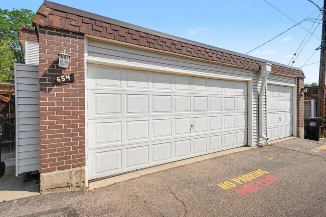 Building Photo - Modern 3-Bedroom Townhome Featuring an Updated Kitchen and Spacious Primary Suite