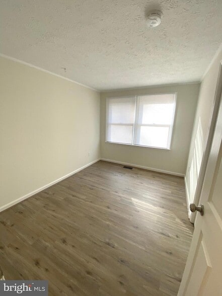 Building Photo - 611 Yorktown Blvd