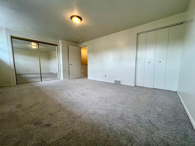 Building Photo - Fantastic Two Bedroom Townhouse in Penn Hills with Garage & Patio! Call Today!