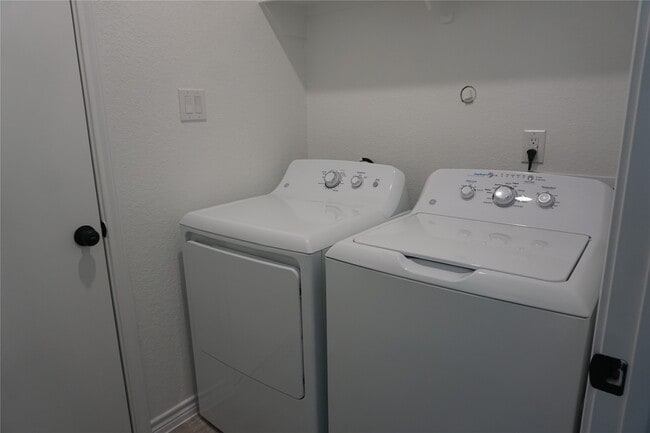 Building Photo - 10088 Calendar St