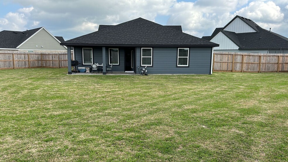 Building Photo - 3555 Crestfield Ln
