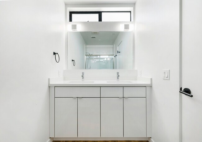 Building Photo - 10839 Kling St