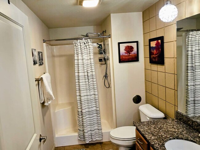 Building Photo - 400 N Richmond St