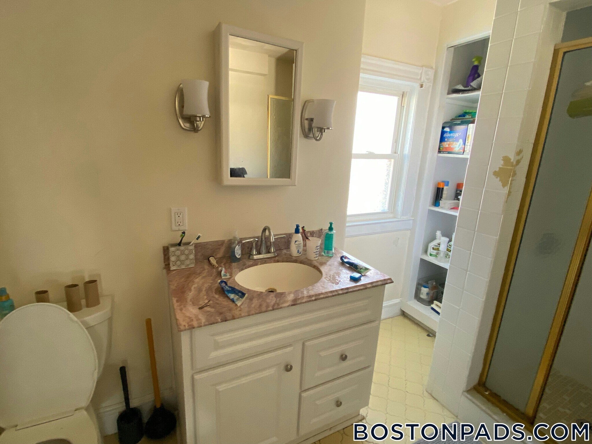 Building Photo - 354 Main St