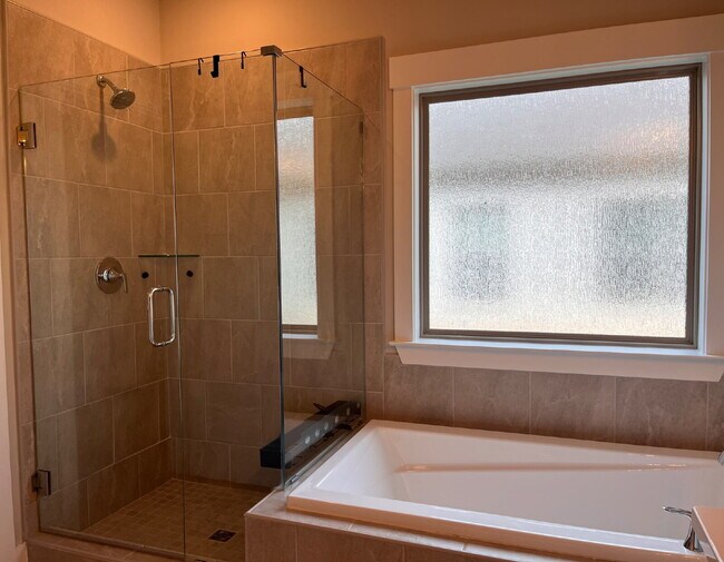 Building Photo - 14741 Greenleaf Dr