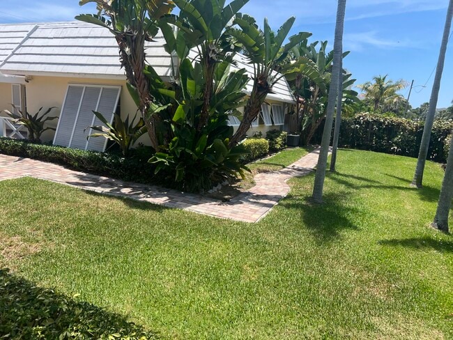 Building Photo - 900 NE 4th St