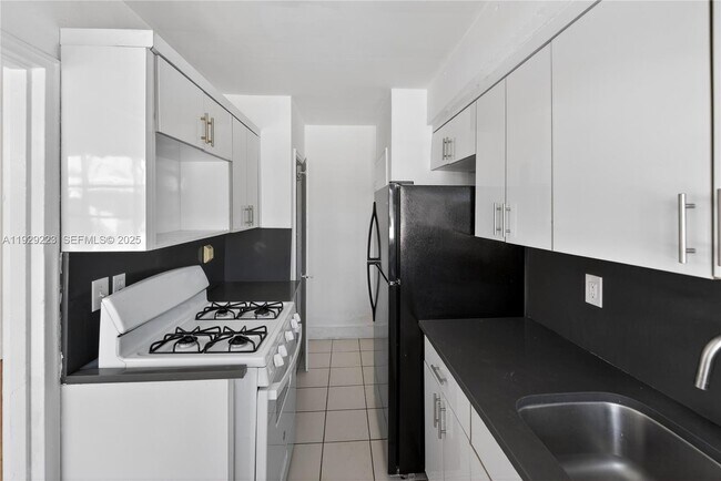 Building Photo - 1135 Marseille Dr