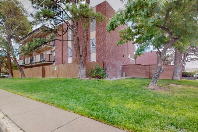 Building Photo - 1100 Alvarado Dr SE