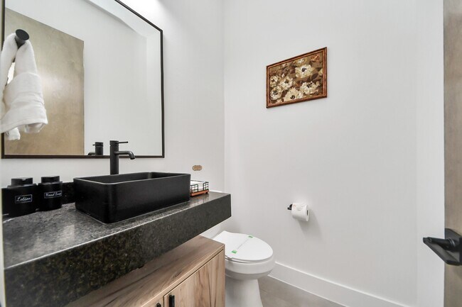 Building Photo - 2211 Staples St