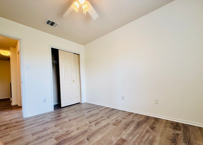 Building Photo - 913 Coronation Way