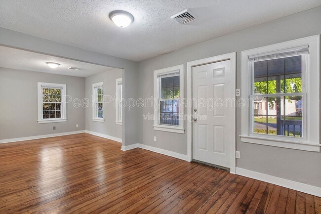 Building Photo - 18 Raines Ave