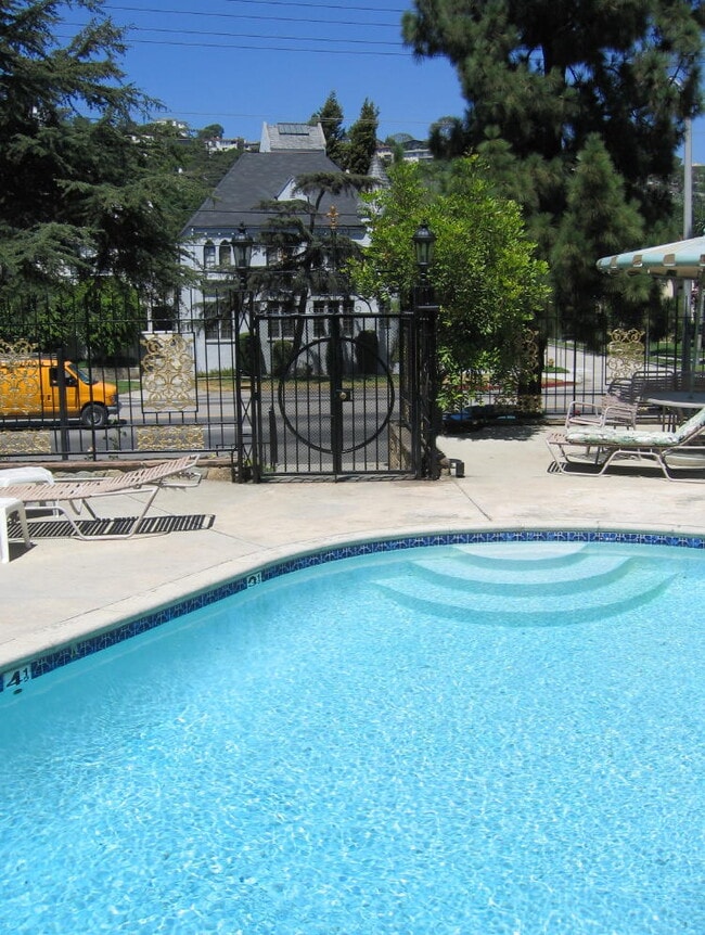 Building Photo - 4028 Los Feliz Blvd